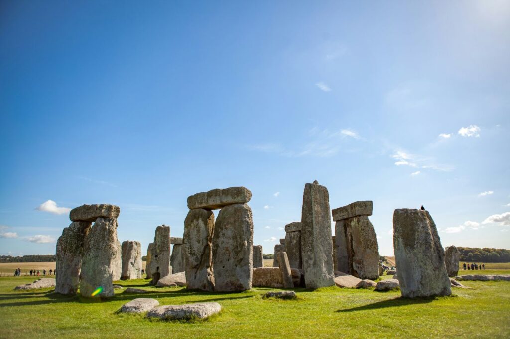 Stonehenge con il cielo azzurro