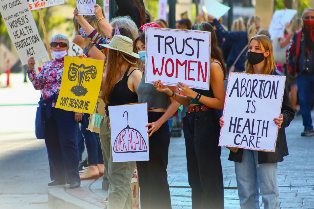 manifestazione di donne a favore del diritto all'aborto