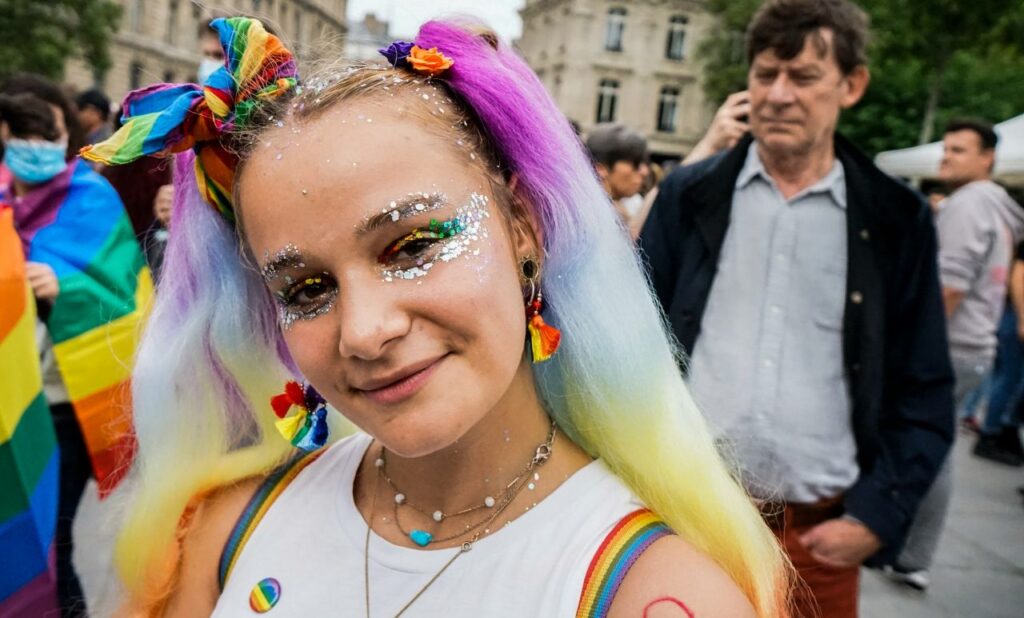 ragazza che festeggia pride