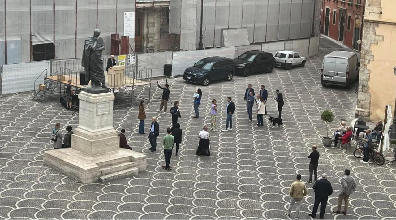 vittorio sgarbi sulmona piazza