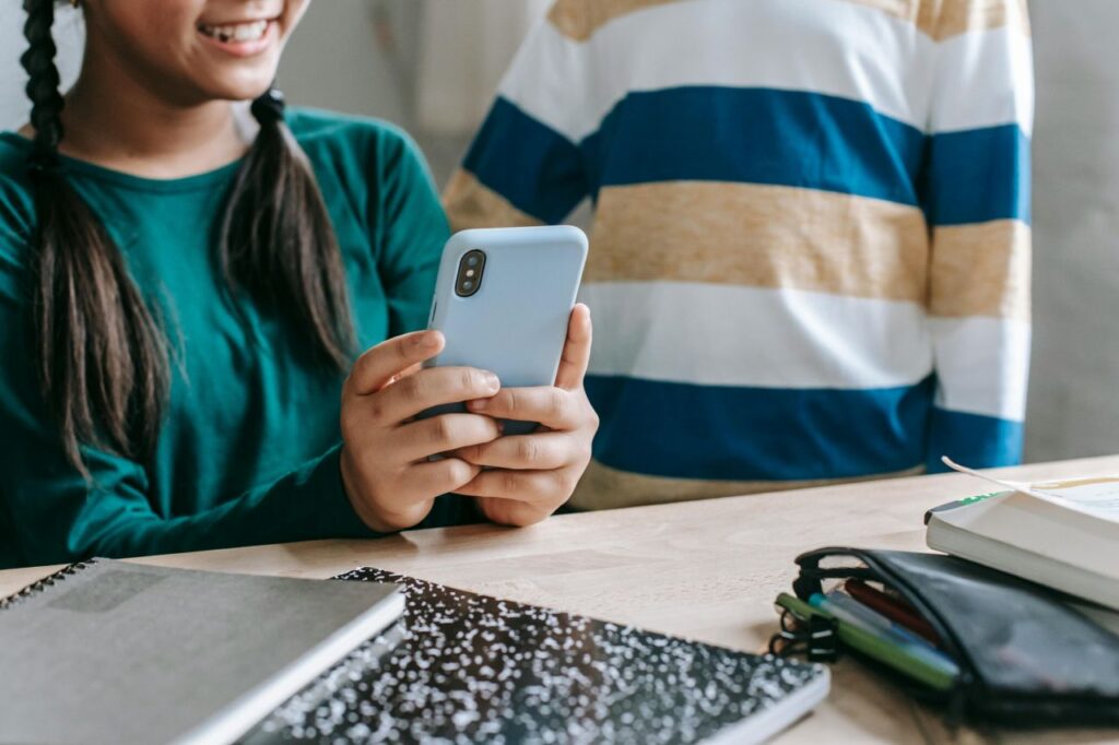 Bambini in classe con cellulare