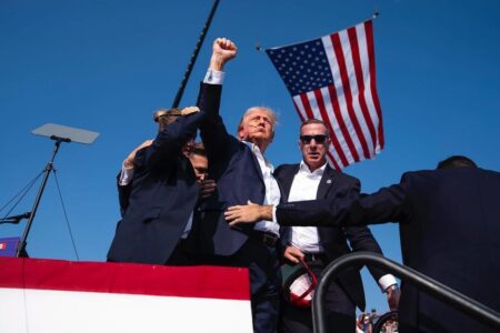 Donald Trump con la bandiera