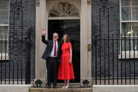 Keir Starmer e sua moglie Victoria davanti a Downing Street
