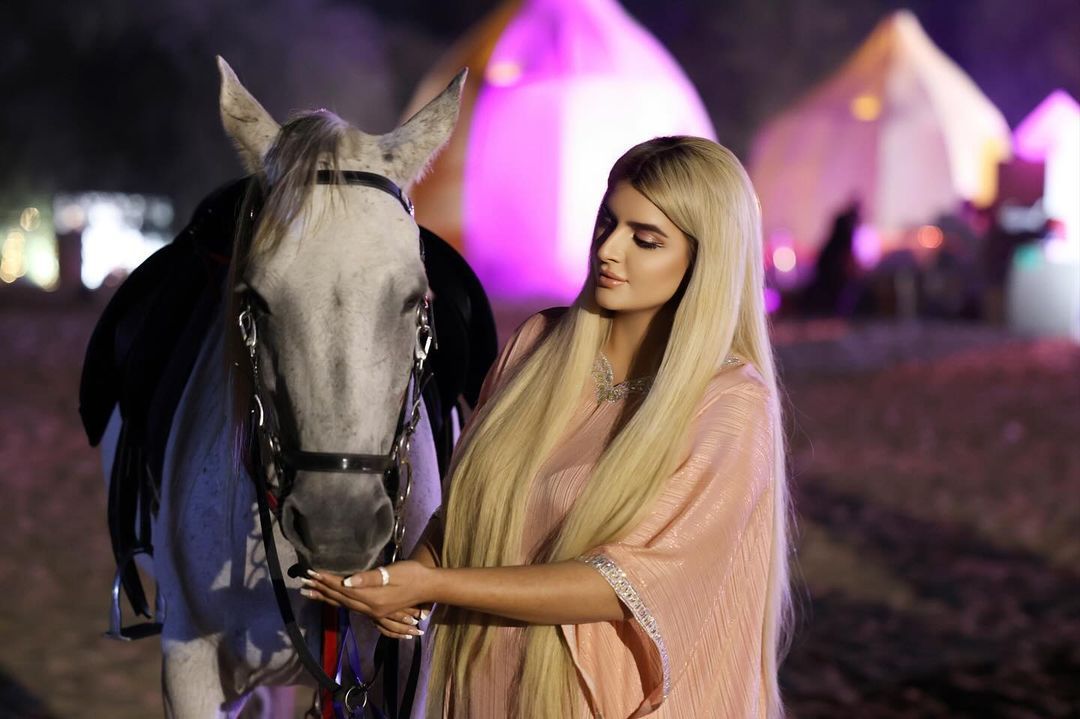 Mahra Mohammed Rashed Al Maktoum con il suo cavallo