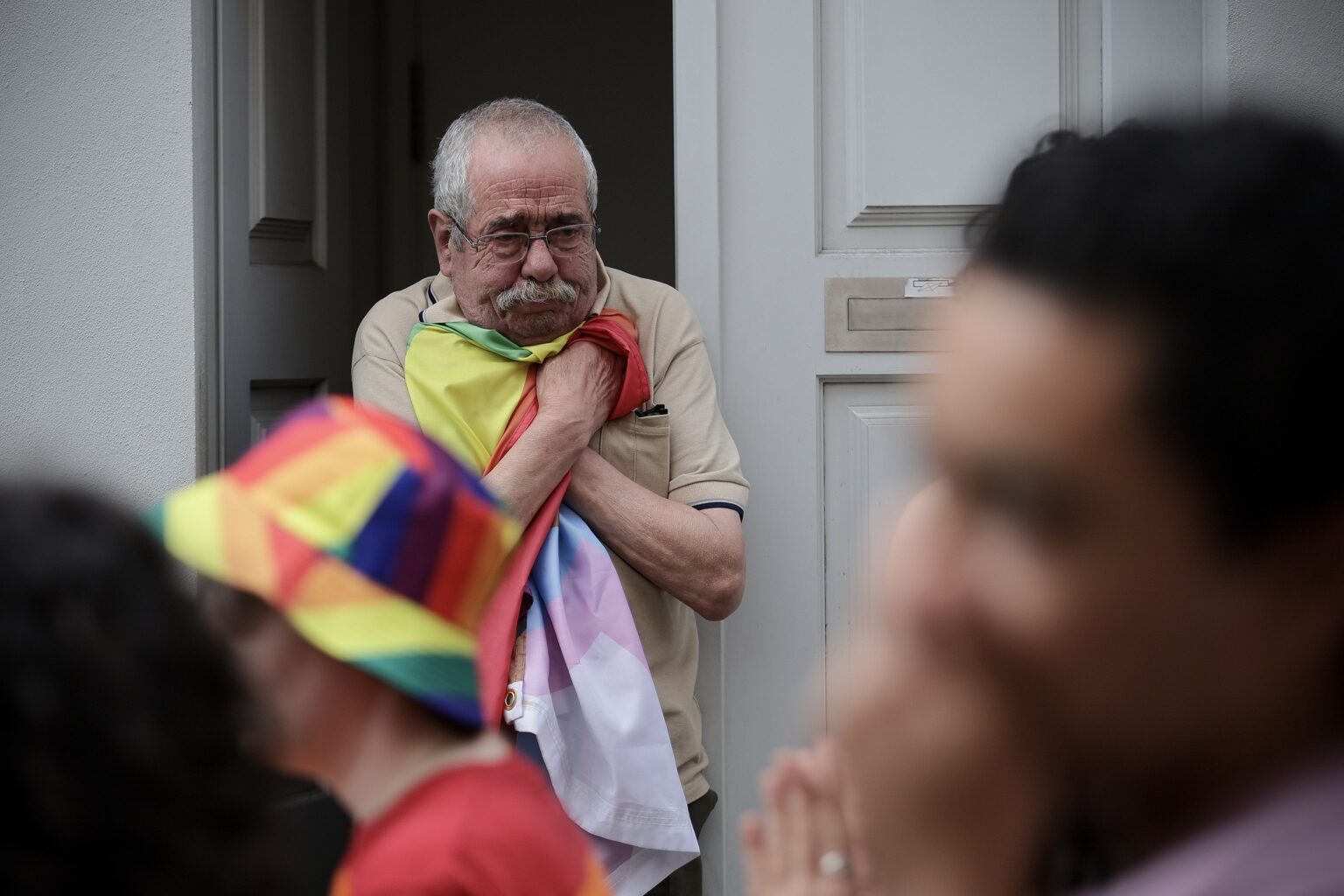 Uomo che abbraccia bandiera arcobaleno