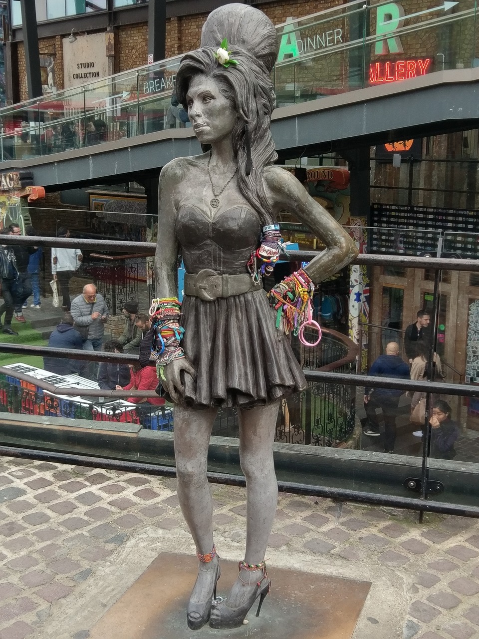 La statua dedicata a Amy Winehouse a Camden