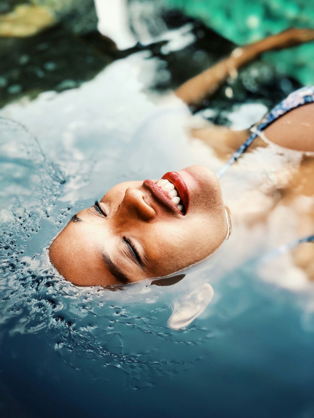 donna sorridente immersa nell'acqua