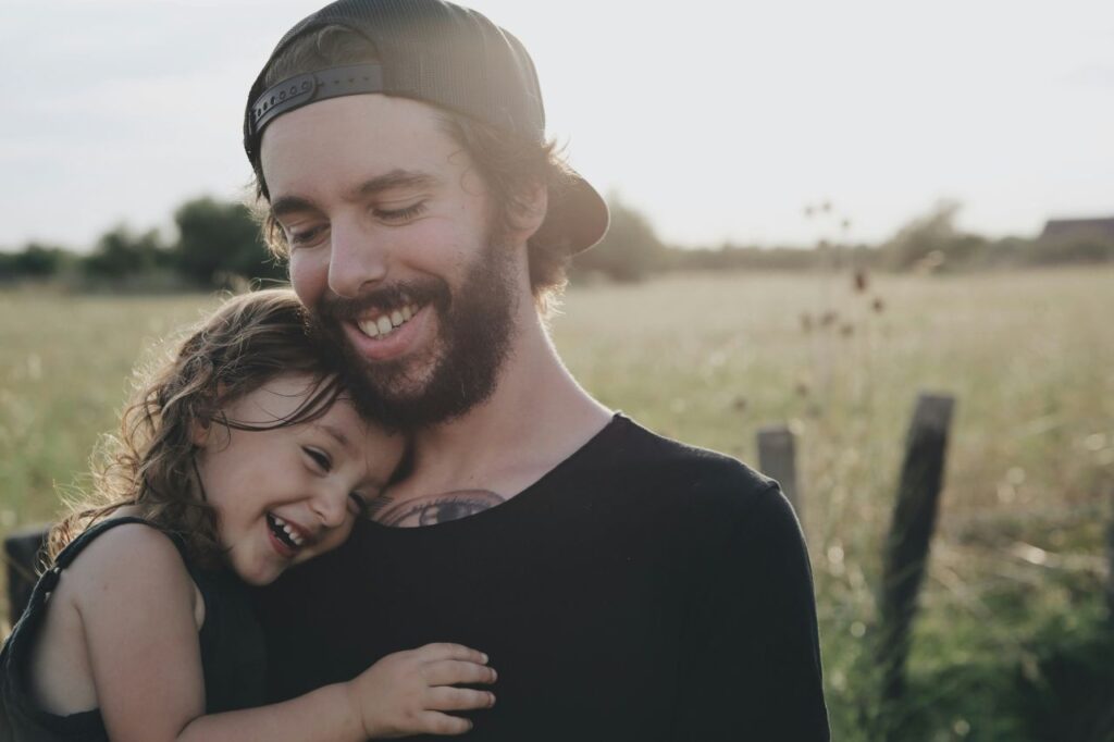 papà barbuto con la sua bambina