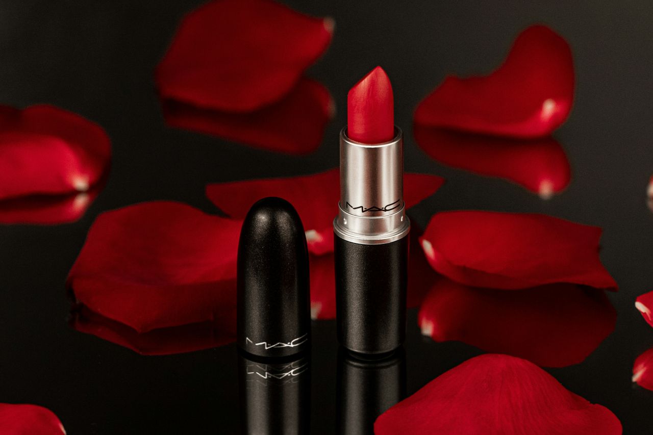 rossetto mac tra i petali di rosa