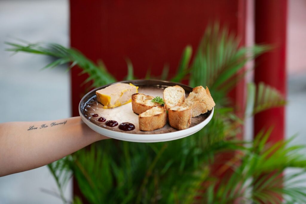 un piatto con del foie gras