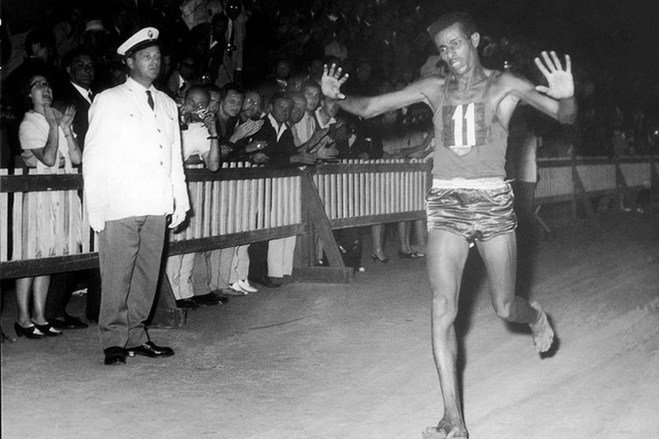 Abebe Bikila nella maratona alle Olimpiadi di Roma 1960