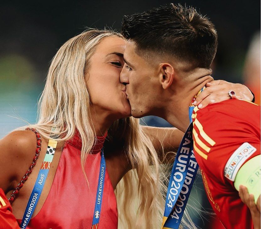 Alice Campello bacia Alvaro Morata dopo la vittoria agli Europei