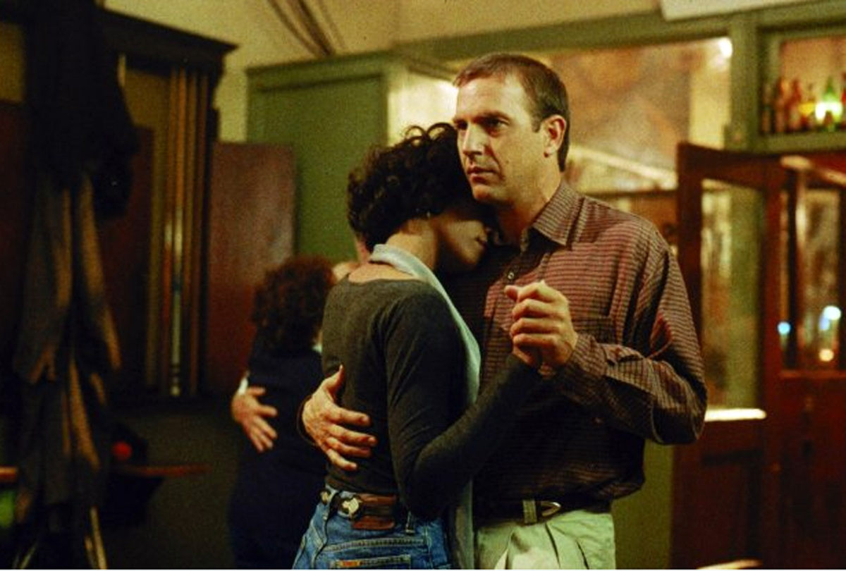 Whitney Houston e Kevin Costner in una foto di scena del film 'The Bodyguard'