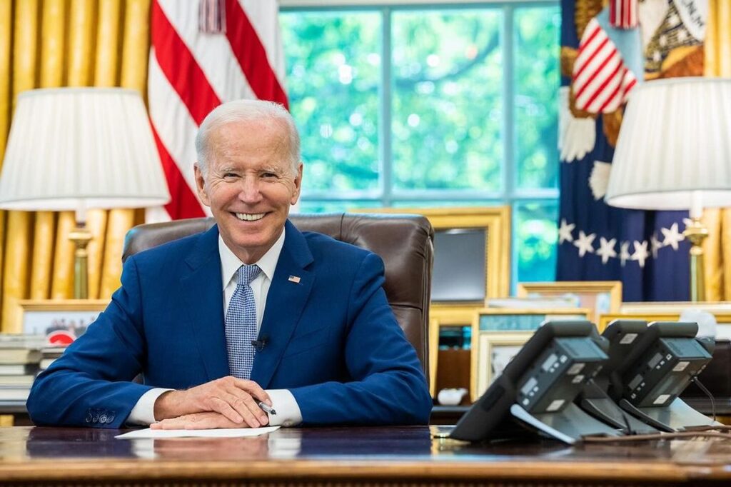 Il presidente Joe Biden sorride demure