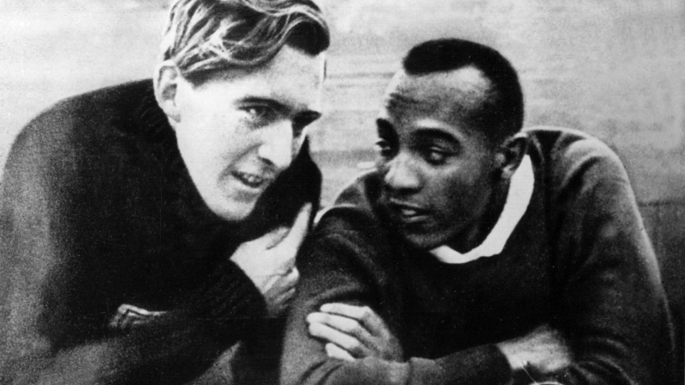 Owens e Long: Hitler li voleva avversari, ma sul podio nacque un’amicizia che andò più lontano dell’oro Owens e Long: Hitler li voleva avversari, ma sul podio nacque un’amicizia che andò più lontano dell’oro