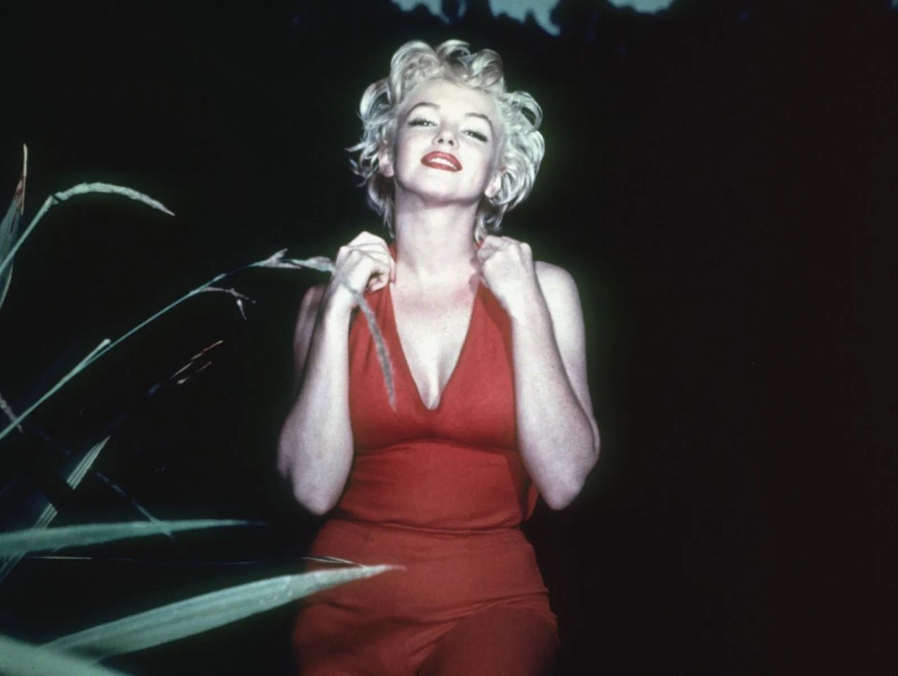 L’ultima notte di Marilyn: luci accese, lenzuola in disordine e un mistero che Hollywood non ha svelato L’ultima notte di Marilyn: luci accese, lenzuola in disordine e un mistero che Hollywood non ha svelato