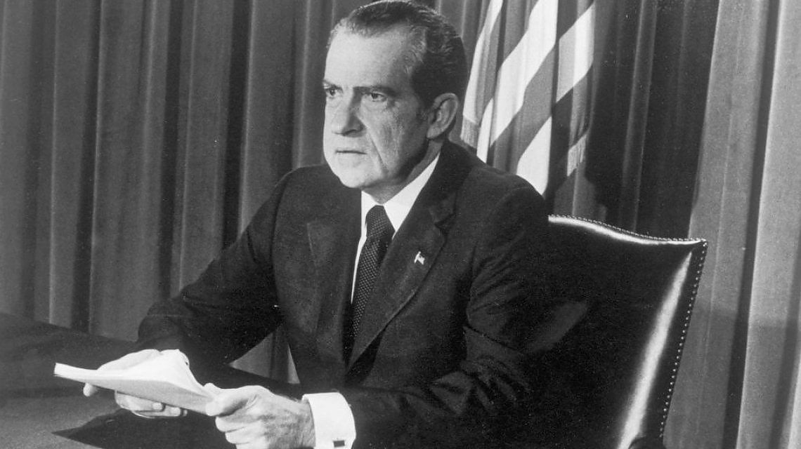 Nixon legge le sue dimissioni