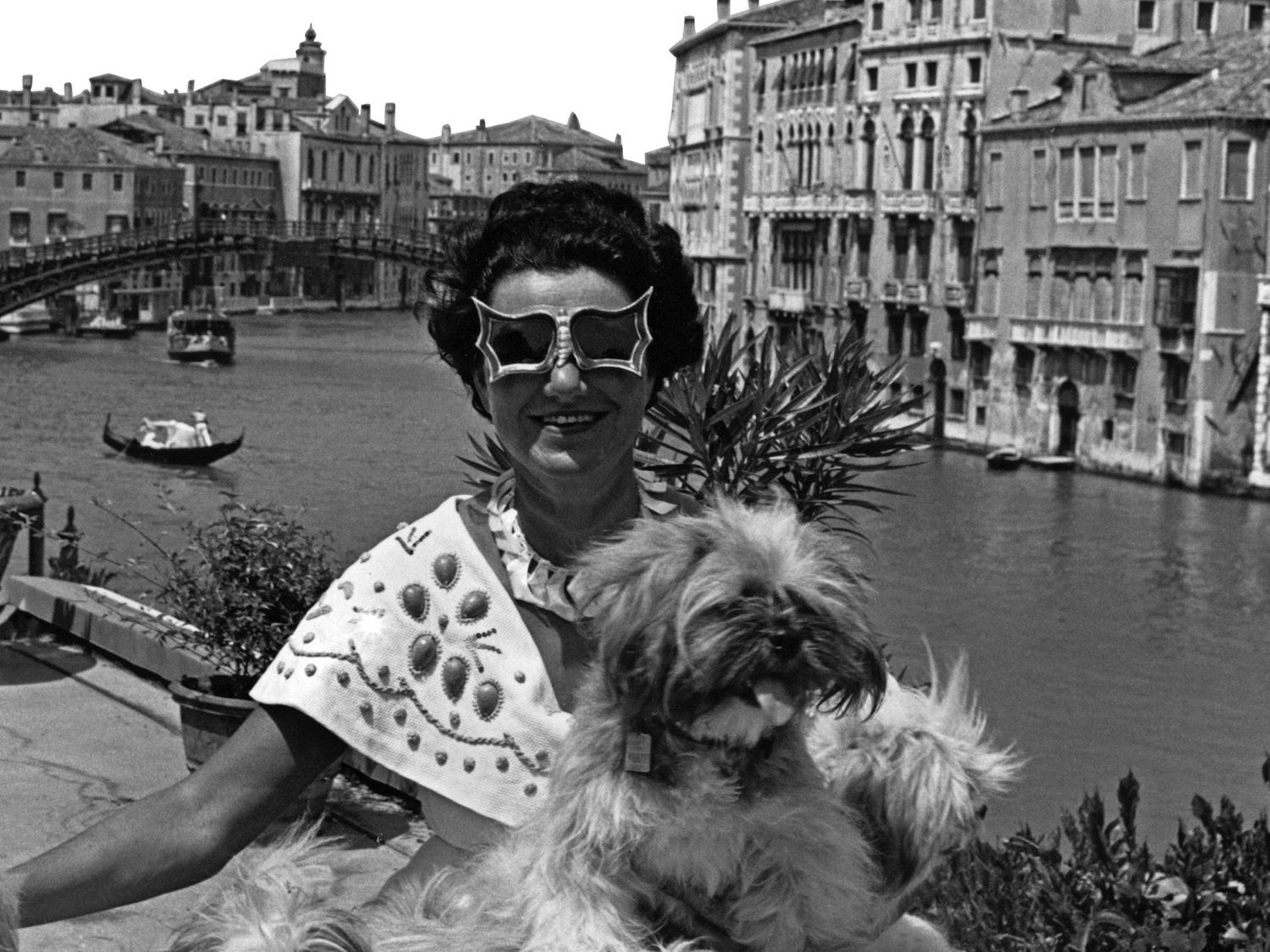 Peggy Guggenheim nel suo palazzo dei Leoni sul Canal Grande a Venezia