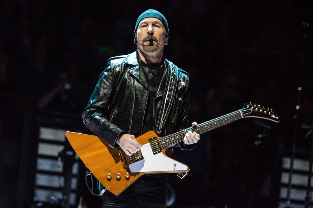 The Edge in un concerto degli U2