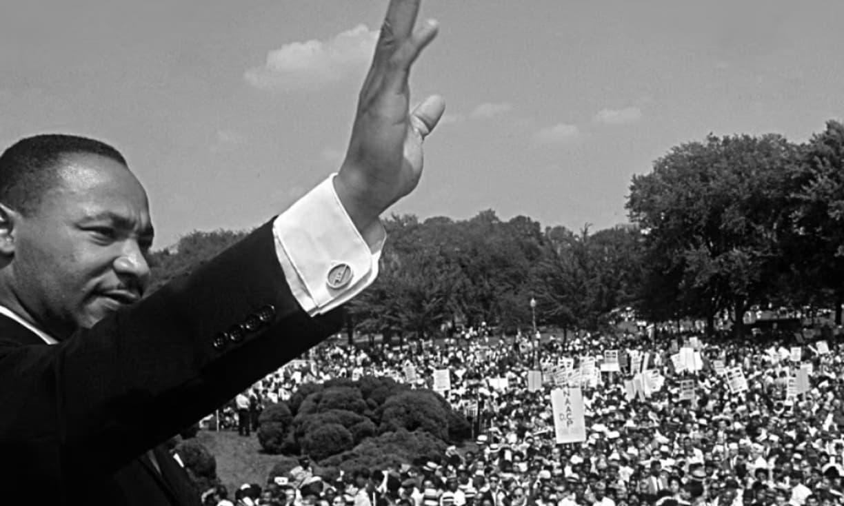 Martin Luther King davanti al Washington Memorial