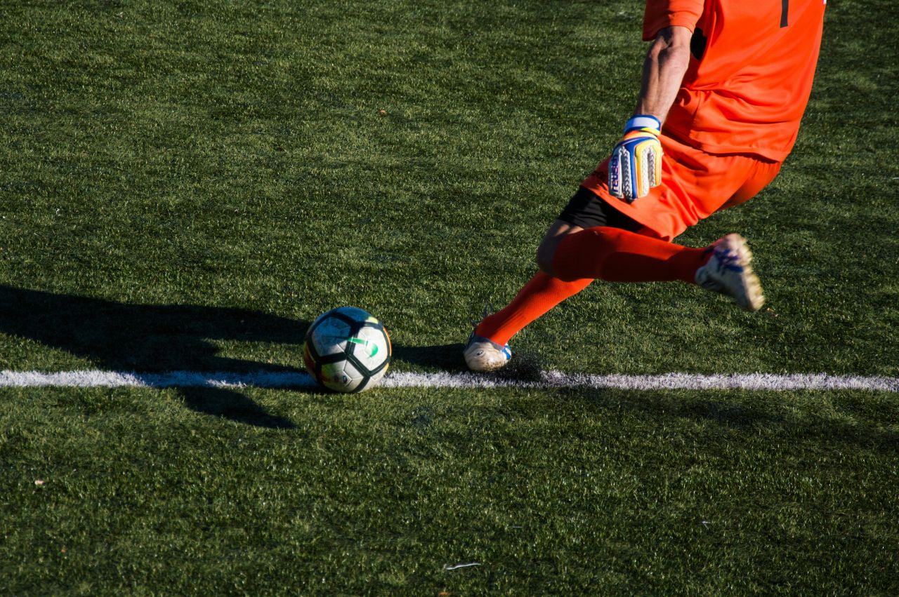 portiere rilancia una palla