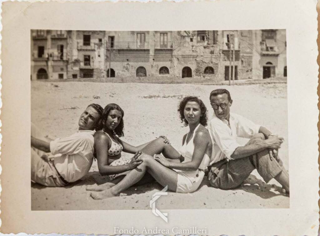 Andrea Camilleri sulla spiaggia