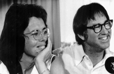 Billie Jean King e Bobby Riggs sorridono durante una conferenza stampa di presentazione del match del 20 settembre 1973