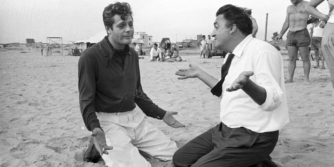 Federico Fellini dà indicazioni sul set di La dolce vita a Marcello Mastroianni