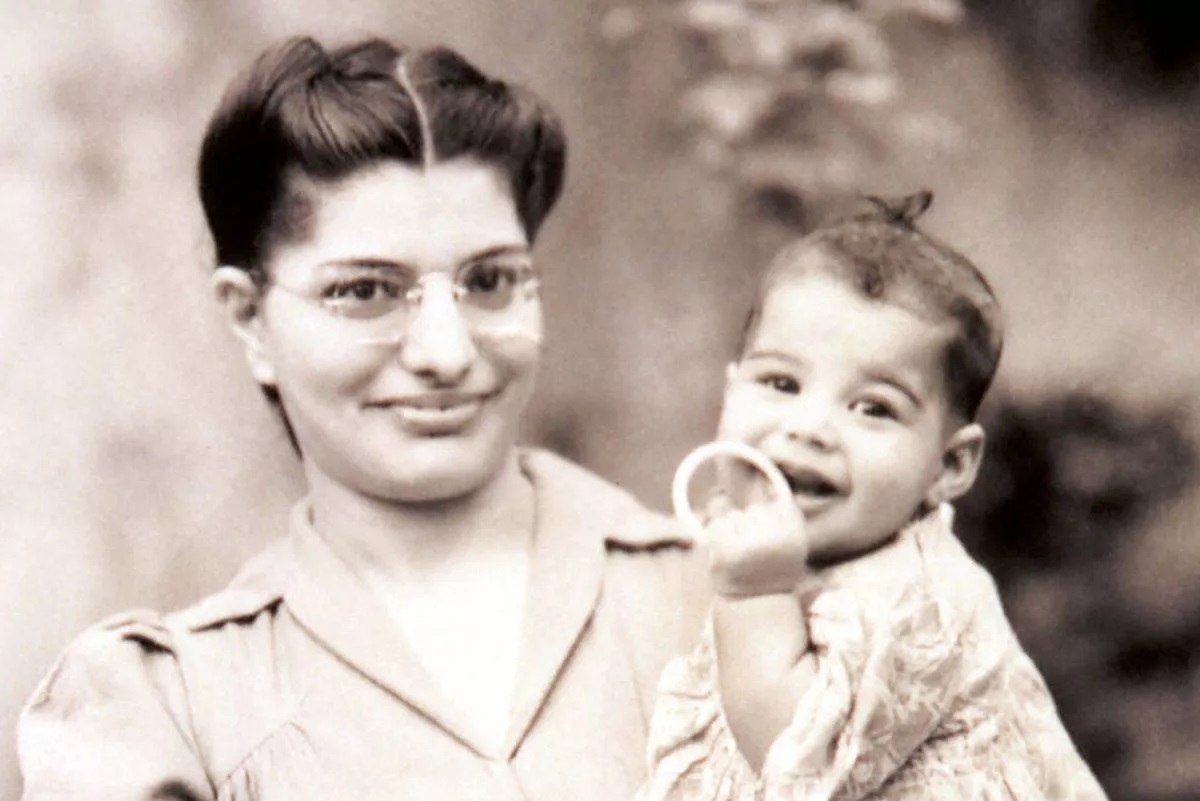 Freddie Mercury bambino con sua mamma