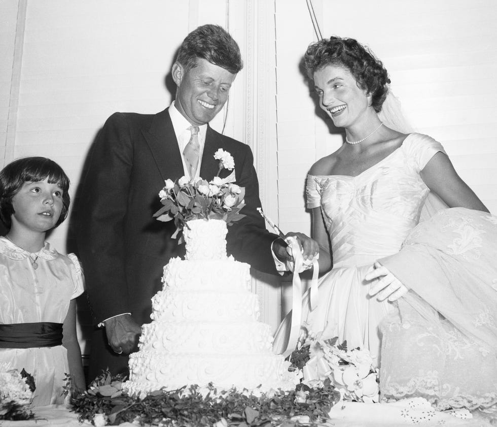 Jackie e John Kennedy durante il taglio della torta