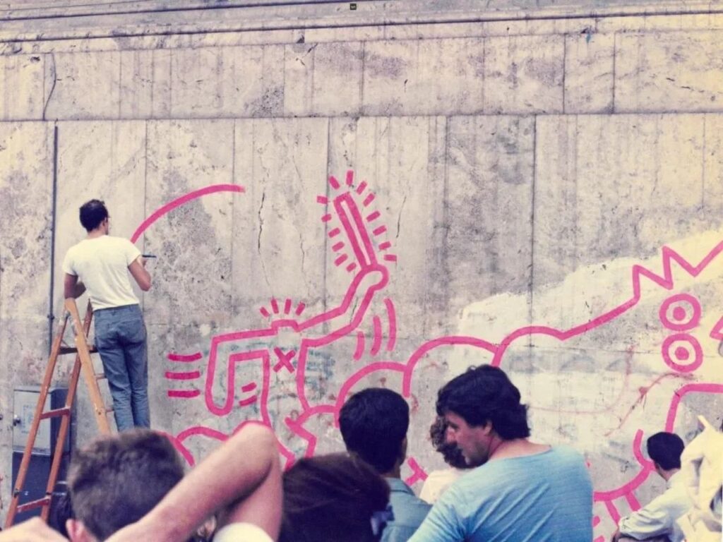 Keith Haring mentre lavora al graffito a Palazzo delle Esposizioni