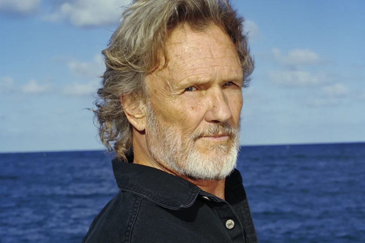 Chi era Kris Kristofferson, la stella del country che fece innamorare Barbra Streisand