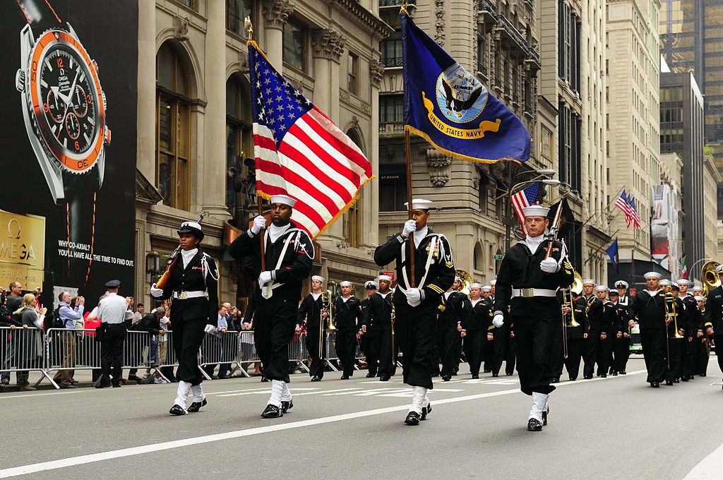 i Marines sfilano durante la parate del Columbus Day a New York