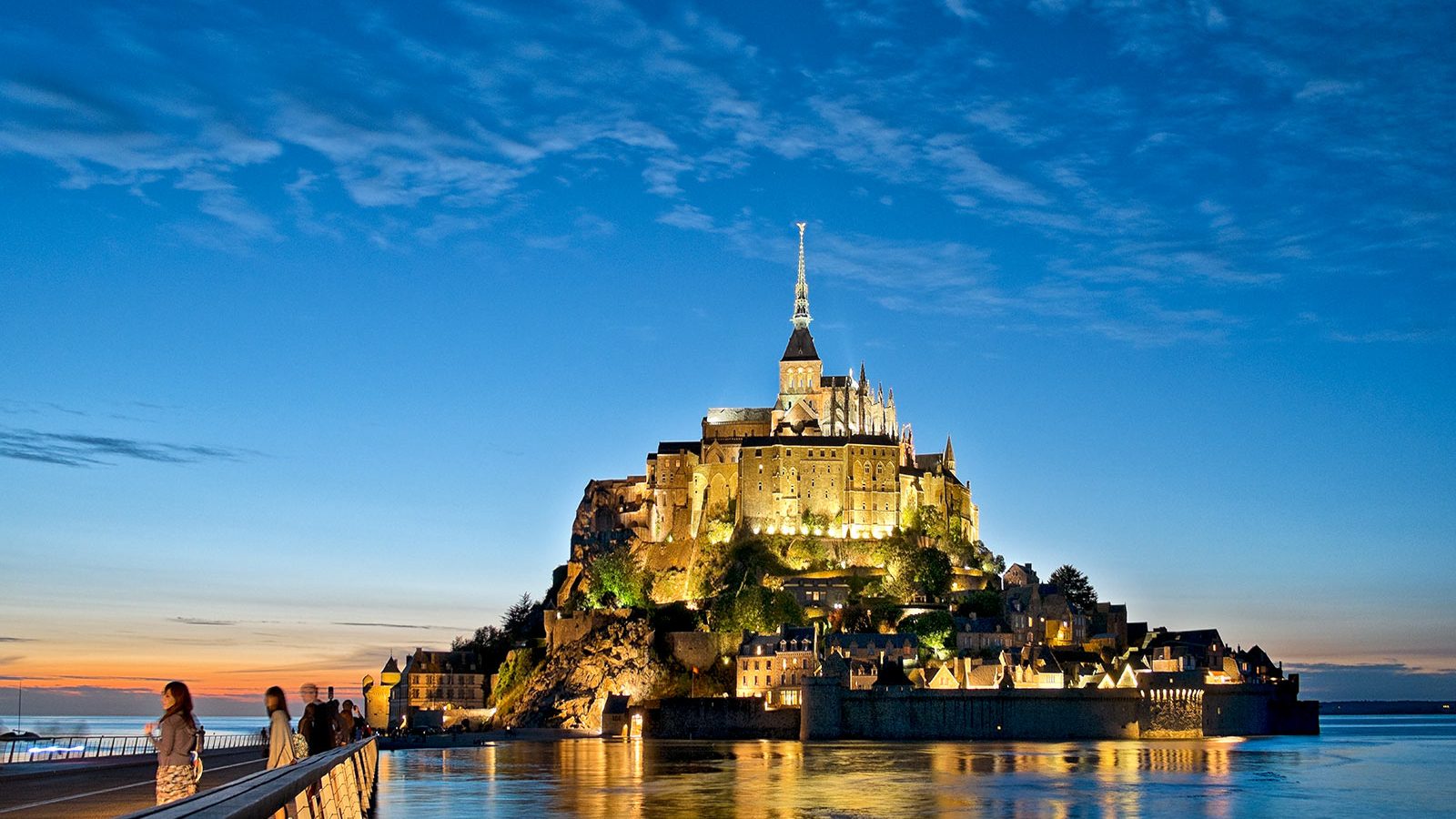 Mont Saint Michel di notte con il fenomeno delle maree