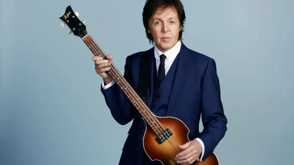 Paul McCartney con il suo basso Hofner