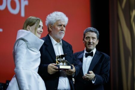 Pedro Almodovar con il Leone d'Oro Biennale