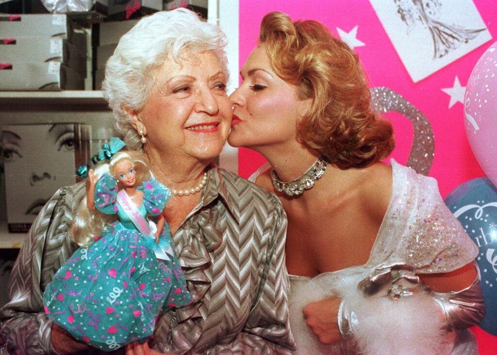 Ruth Handler baciata dalla figlia Barbara