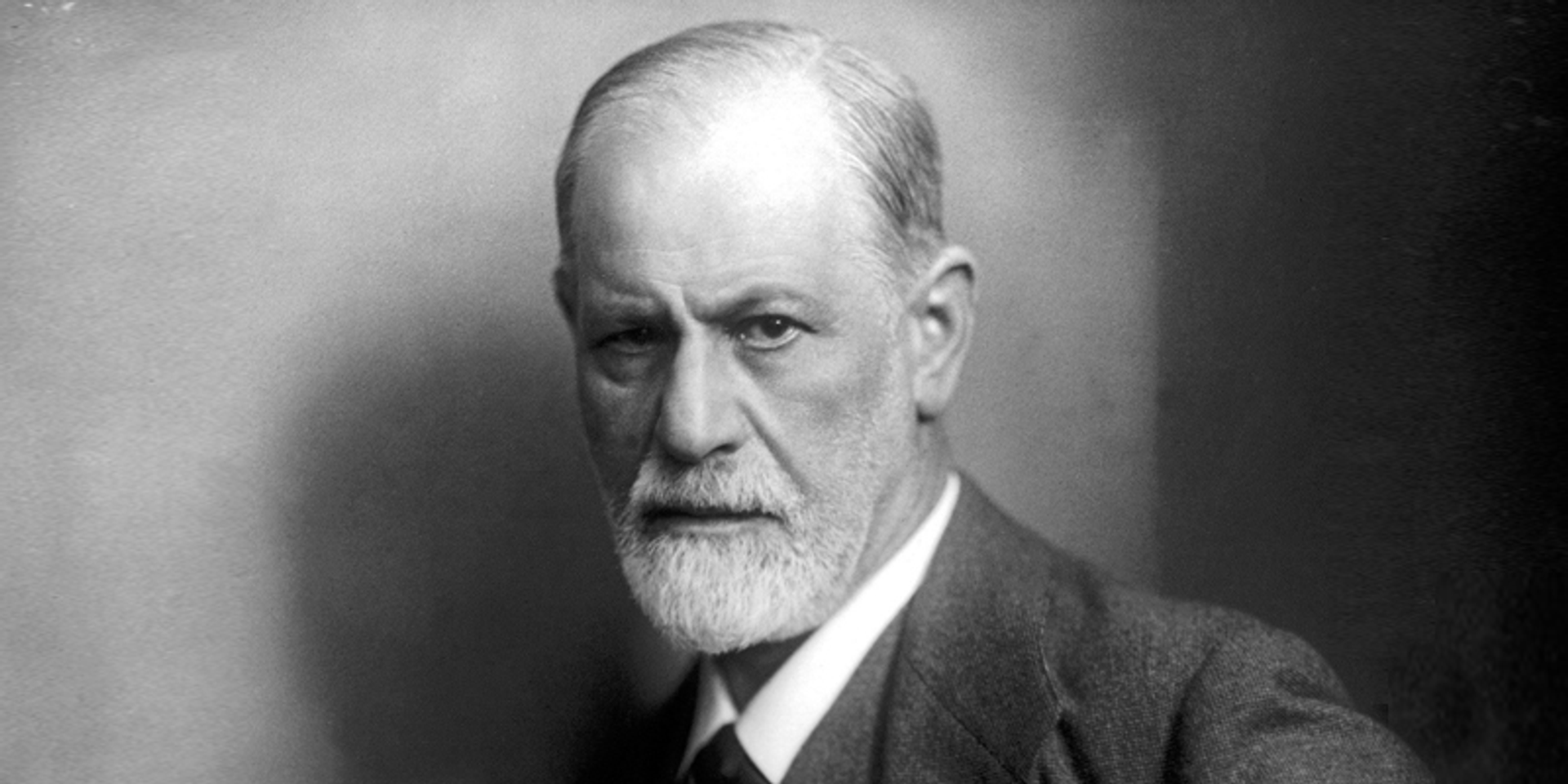 Una foto in bianco e nero di Sigmund Freud, l'autore dell'Interpretazione dei sogni