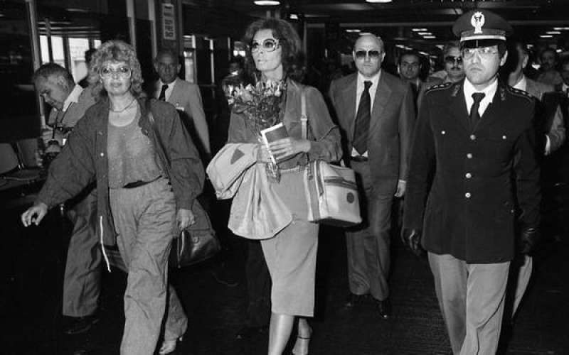 Sophia Loren e la sorella Maria Scicolone all'arrivo in aeroporto prima di andare in carcere nel 1982