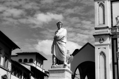 Statua dedicata a Dante