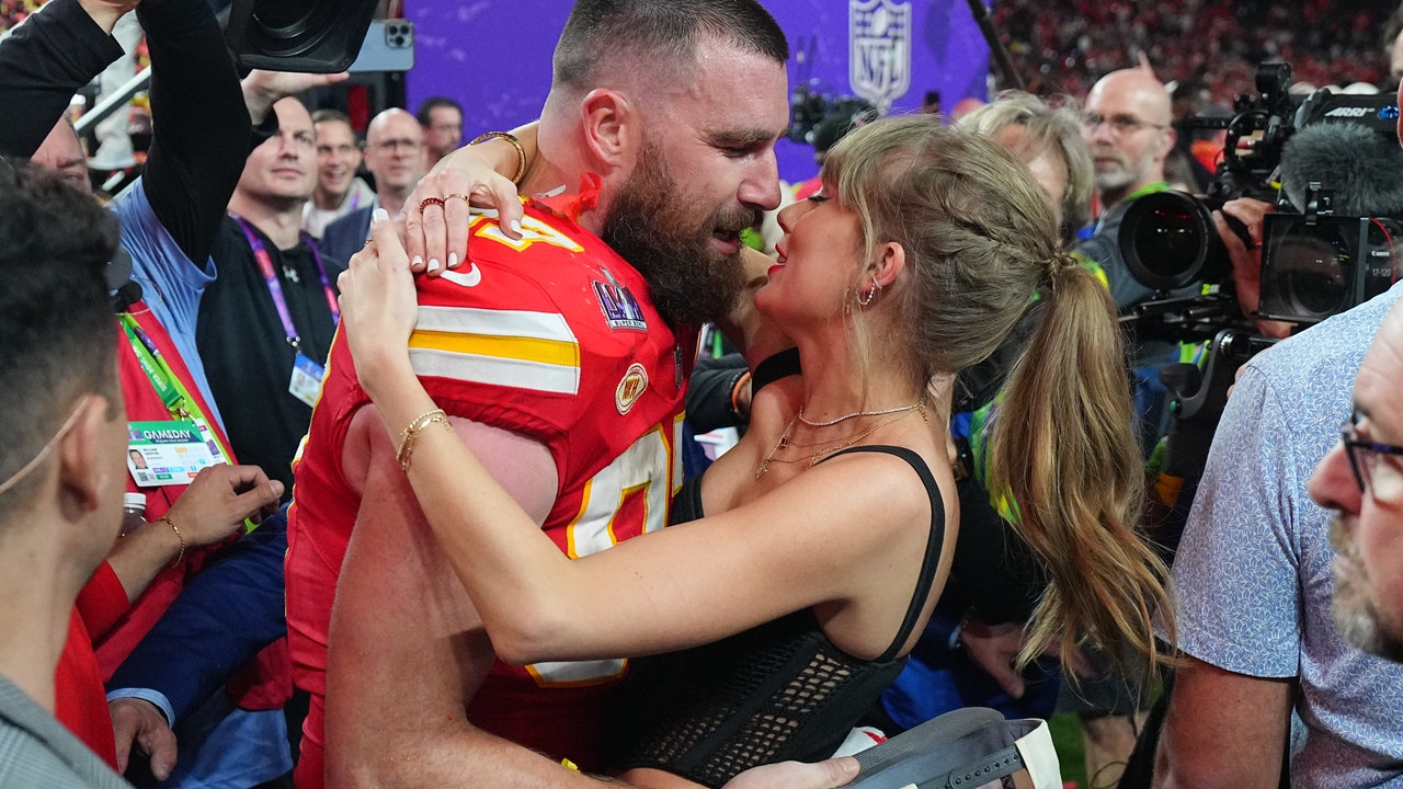 Taylor Swift e Travis Kelce in una foto alla fine di una partita di football