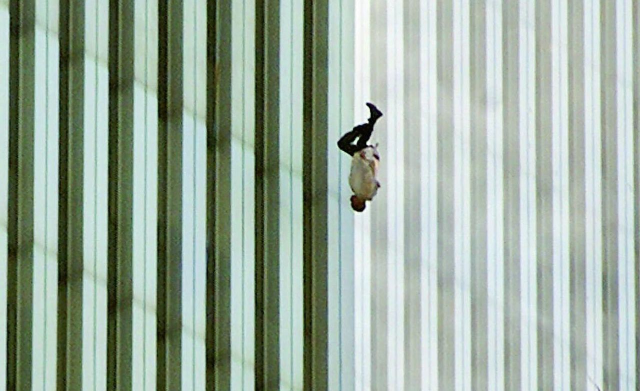 Qual è la storia di The Falling Man, la foto simbolo degli attentati dell’11 settembre 2001