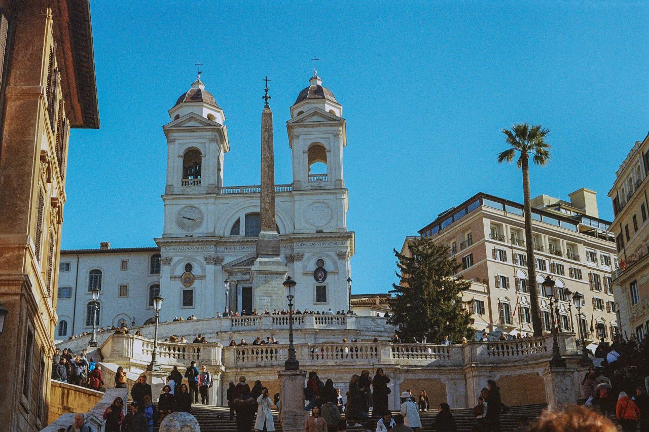 Perché la Francia rivuole Trinità dei Monti, la scalinata più bella di Roma?