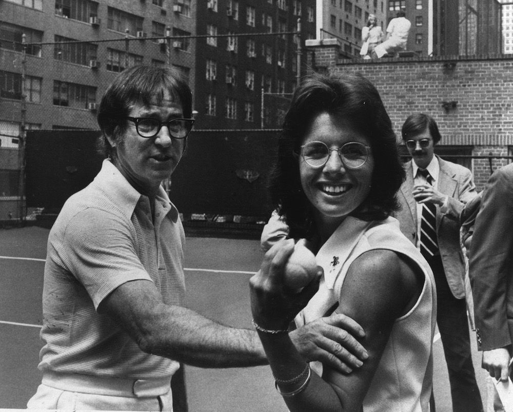 Bobby Riggs stringe il braccio di Billie Jean King mentre si allena prima di vincere la battaglia dei sessi 