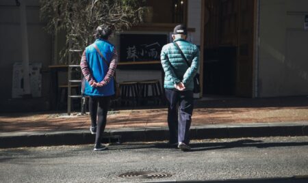 coppia di persone anziane cammina di spalle