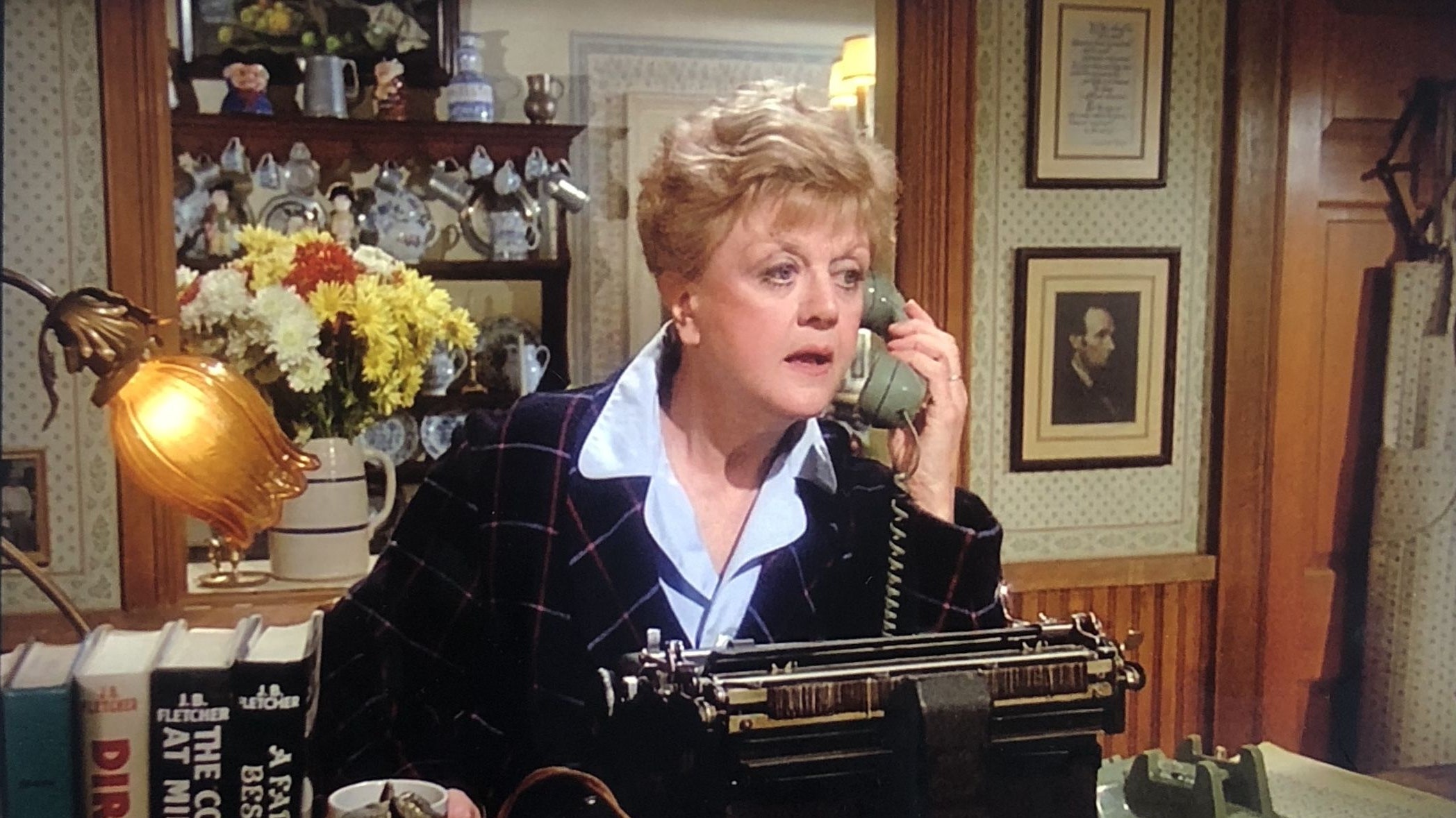 Jessica Fletcher alla scrivania con la sua macchina da scrivere Royal KMM