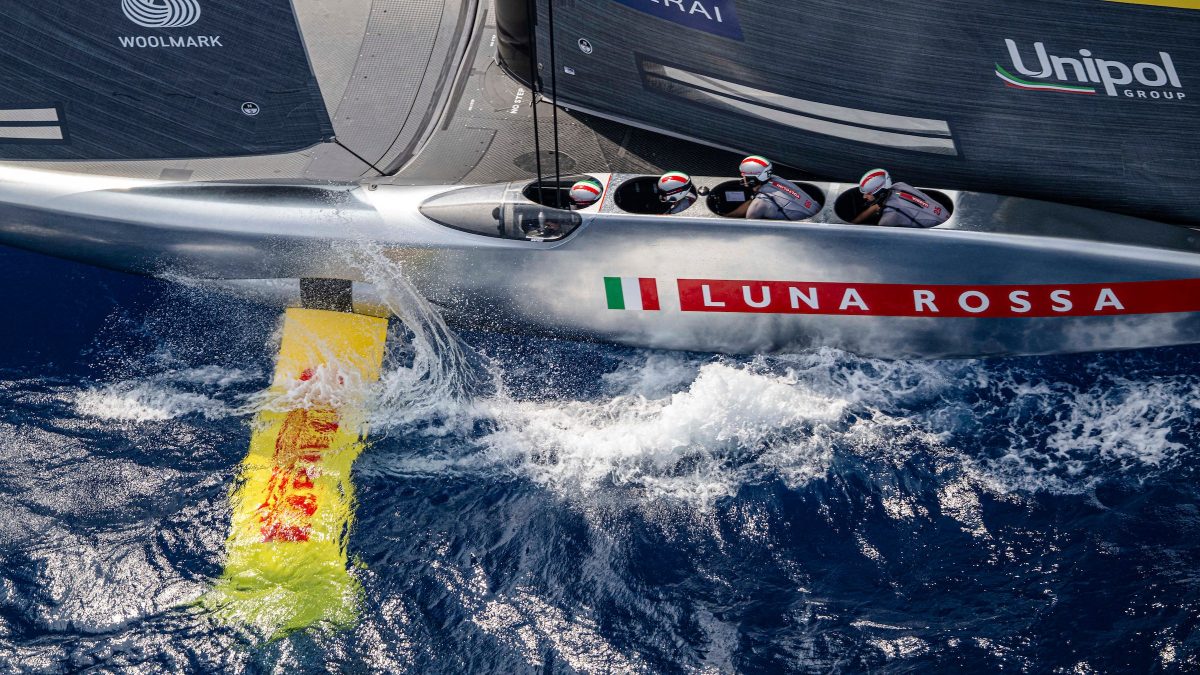 L'equipaggio di Luna Rossa mentre gareggia nell'American's Cup 2024