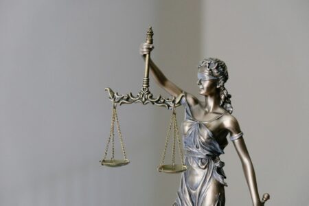 una statua che rappresenta la giustizia
