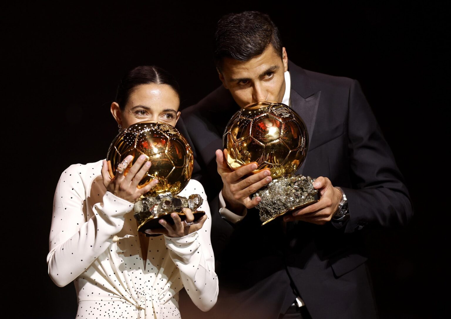 Aitana Bonmatí e Rodri con il Pallone d'Oro 2024