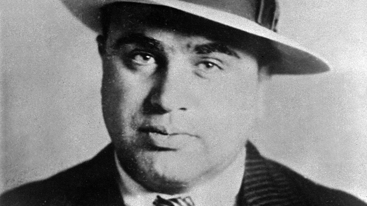 Un'immagine in bianco e nero di Al Capone, il boss di Chicago